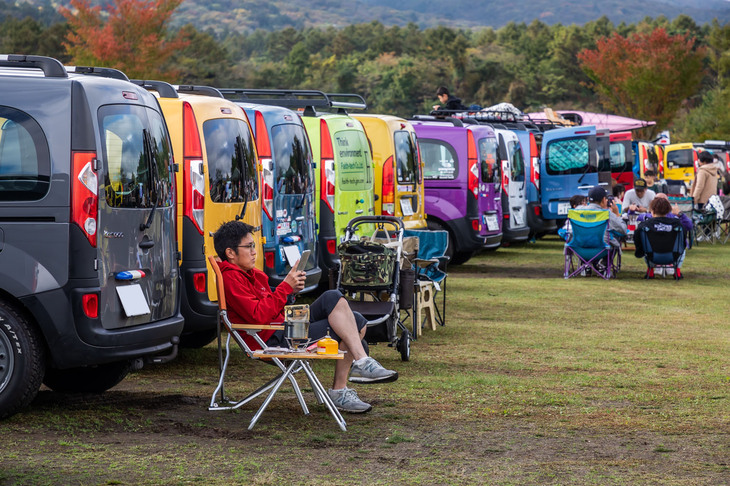 愛車のそばにテーブルやイスを並べ、参加者それぞれのペースでゆったりと過ごせるのも「カングージャンボリー」の魅力。特に何もせず「とにかくこの雰囲気を楽しみに来ています」という方も少なくなかった。