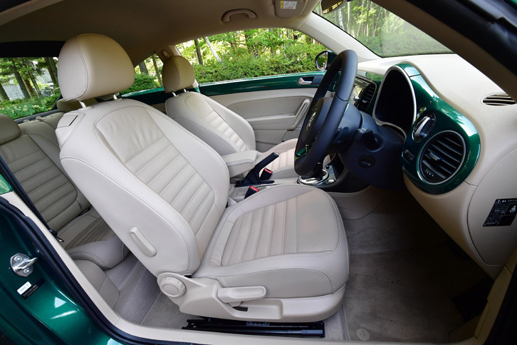 「デザイン」には専用の格子調ファブリックシートやレザーシートが設定される。写真はレザーシート（メーカーオプション）。