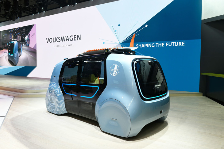 CEBIT 2018で初公開された「セドリック アクティブ」。これは2017年のジュネーブショーで発表された完全自動運転EVのコンセプトカー「セドリック」の進化版だ。サーフボードを搭載するなど、アウトドアイメージを盛り込んだ仕様となっている。