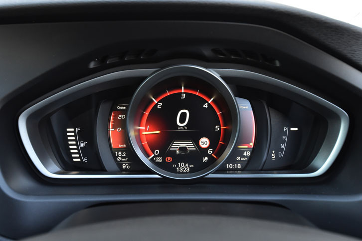 メーターパネルは液晶表示で、好みに合わせて3種類の表示パターンが選択可能。