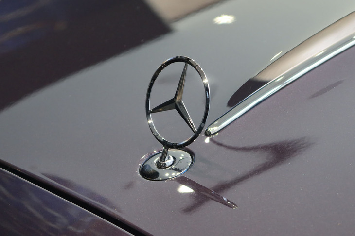 メルセデス・マイバッハS680エディションノーザンライツ（ボンネットマスコット）