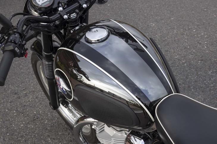 銀鏡塗装仕上げの燃料タンクには、軽微なひっかき傷であれば自己修復できる特殊コーティングも施されている。