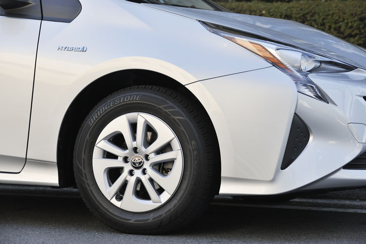 「E」グレードのタイヤサイズは195/65R15。ホイールキャップが付いているために一瞬、スチールホイールか？　と疑うが、アルミホイールが標準で装着される。