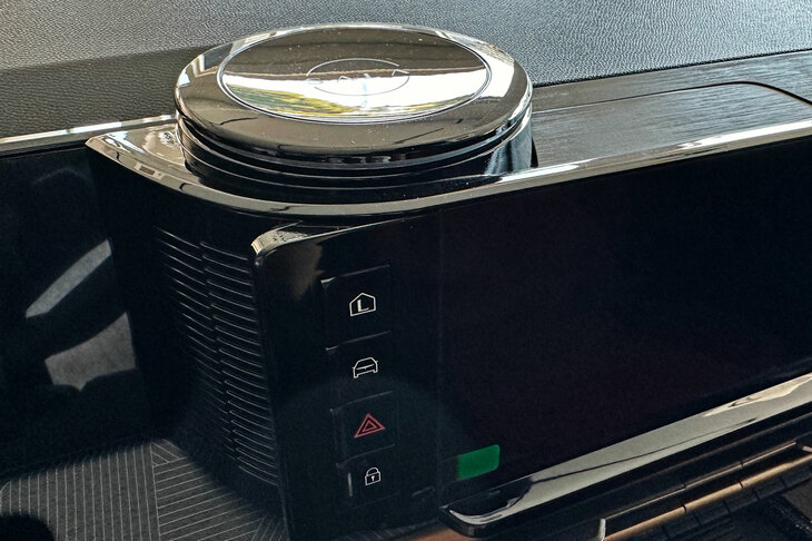 バーチャルアシスタントシステム「S.A.L.A.HUB」用のデバイス。