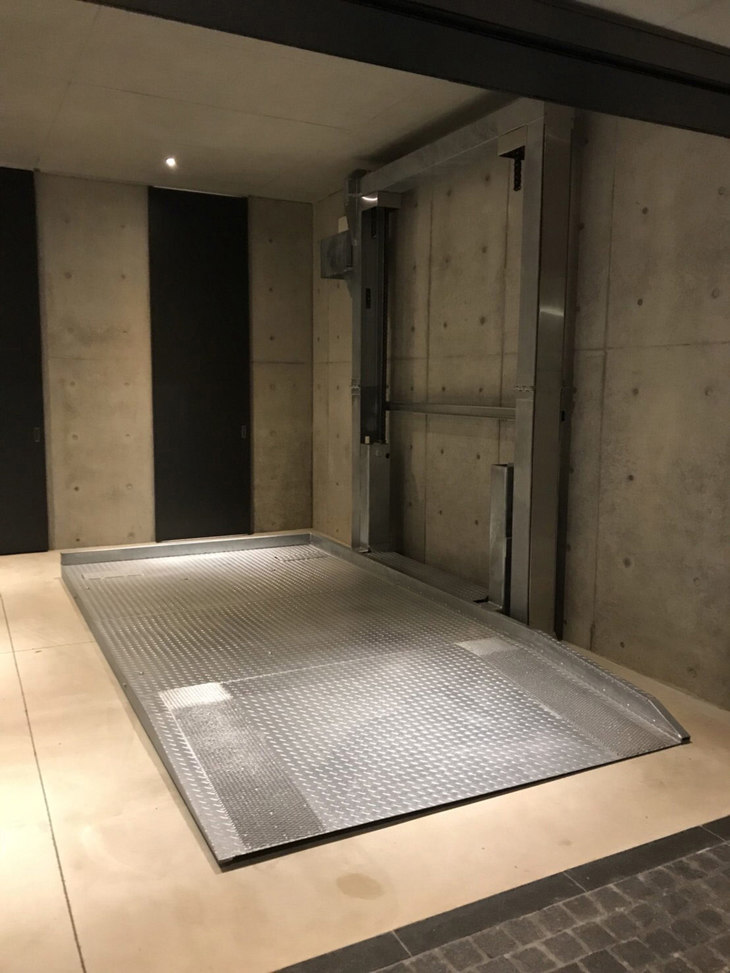 標準タイプの設置例。亜鉛メッキ仕上げのフレーム部分に静音設計のモーターやチェーンなどの駆動部分を内蔵している。