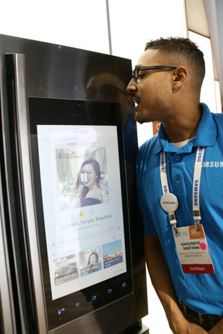 サムスンが発表したスマート冷蔵庫「Family Hub 2.0」。2016年に披露した、冷蔵庫の中身を内蔵カメラでチェックできる機能に、今回は音声コマンドが追加された。ドアのタッチパネルを介した食品のオンライン注文機能もあり、パートナー企業を拡大している。