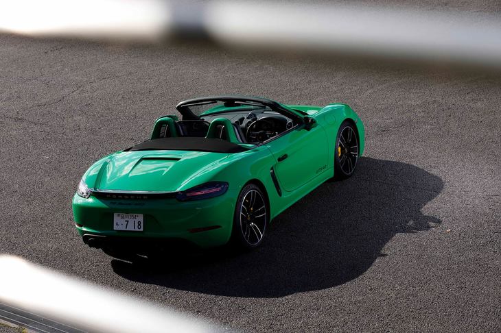 「718ボクスター」シリーズの新たな6気筒モデルとして登場した「718ボクスターGTS 4.0」。クローズドボディー版たる「718ケイマンGTS 4.0」もラインナップされている。