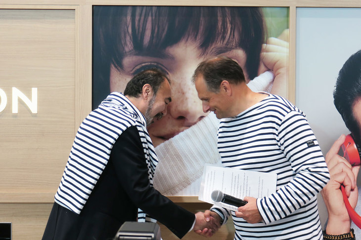 握手を交わすプジョー・シトロエン・ジャポンのクリストフ・プレヴォ社長（写真右）と、セントジェームスの日本総代理店を務めるウェッソンの細貝昭夫CEO（同左）。