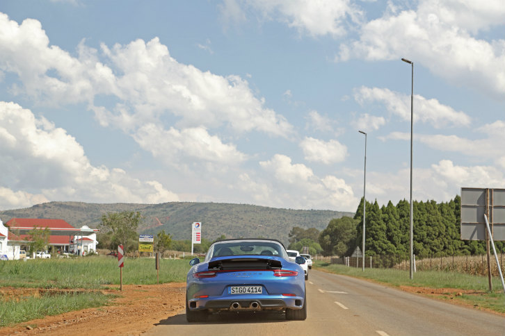 南アフリカの一般道を行く「911」の一群。まっすぐ伸びた一本道が主体で、だからこそエンジンのキャラクターを子細に観察することができた。