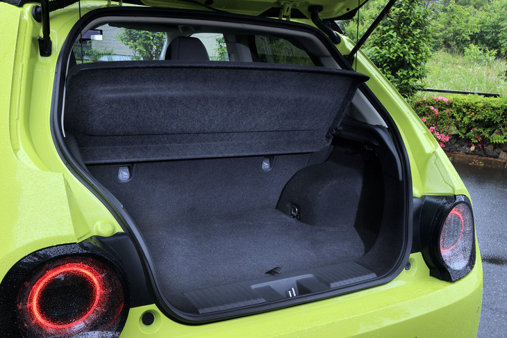 「ホンダe」の荷室は、後席を倒せば565リッターまで容量を拡張可能。ただし可倒機構は左右一体型なので、“3人乗車＋やや大荷物”といった使い方はできない。