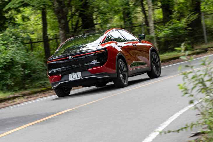 「クラウン クロスオーバー」には前走車との距離や前方のカーブの大きさなどに応じて自動でブレーキとステアリングを操作し、あらかじめ危険な状況に陥らないようにする「プロアクティブドライビングアシスト」が備わっている。