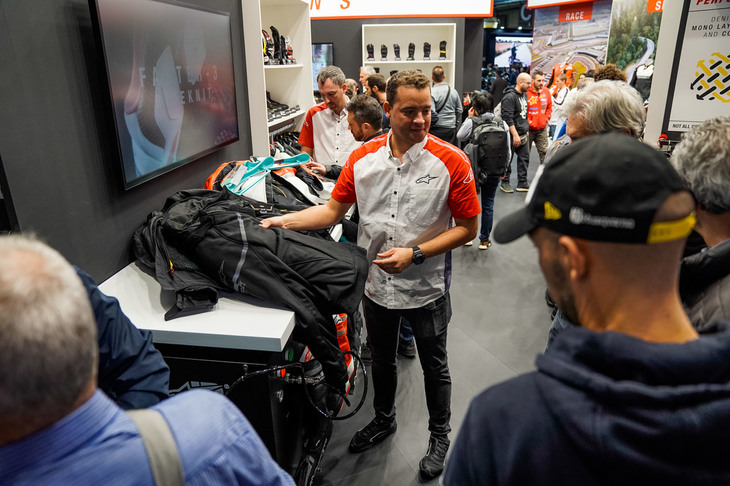 アルパインスターズは、ブースのほとんどをエアバッグシステムの体験に使用していた。エアバッグ付きジャケットにホースをつないで外部ボンベからエアを送り、簡易的にシステムが作動したときの状況を体感できる。スタッフが保護範囲やシステム作動時の状態をこと細かに説明していた。