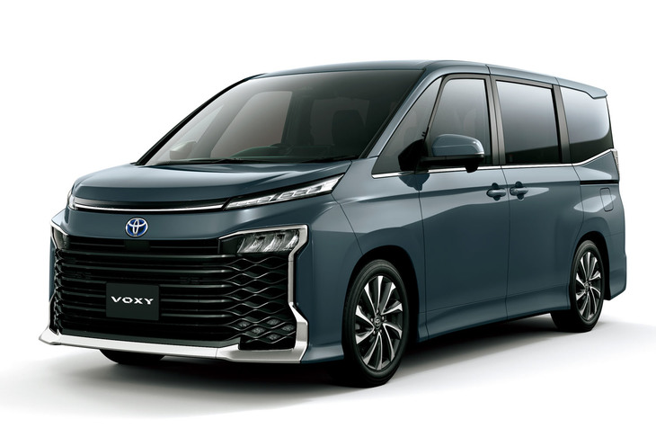 より個性的なフロントマスクになった新型「トヨタ・ヴォクシー」。