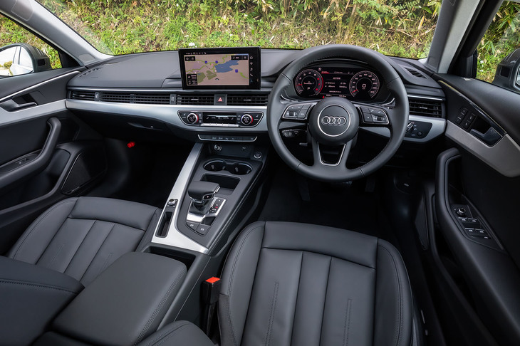 水平基調となるインパネの基本デザインは従来型と同様だが、ダッシュボード中央部のディスプレイが全モデルにおいて大型のタッチパネル式に変更された。