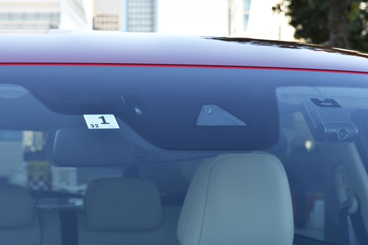新型ではレーダークルーズコントロールが全車速対応になった。写真はウインドシールド上部に設置された単眼カメラ。