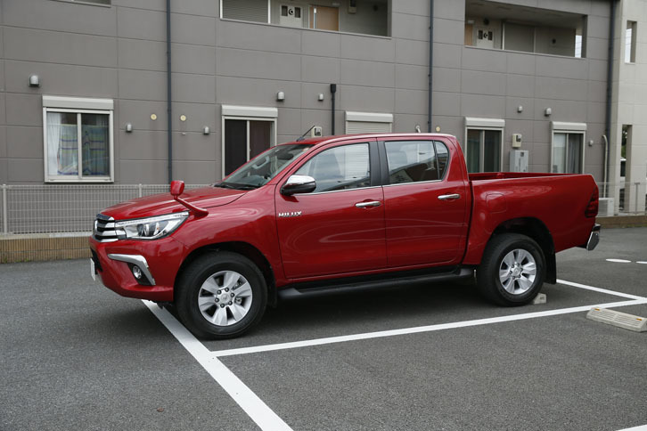全長5335mm、ホイールベース3085mmの「ハイラックス」。一般的な駐車場では、ご覧のように駐車枠からはみ出てしまうことも多い。
