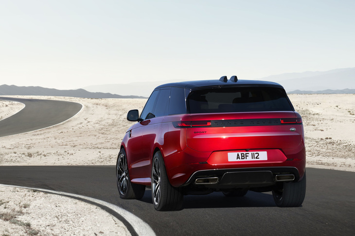 ボディーサイズは全長×全幅×全高＝4946×2209（ドアミラー含む）×1820mm、ホイールベースは2997mmと発表されている。