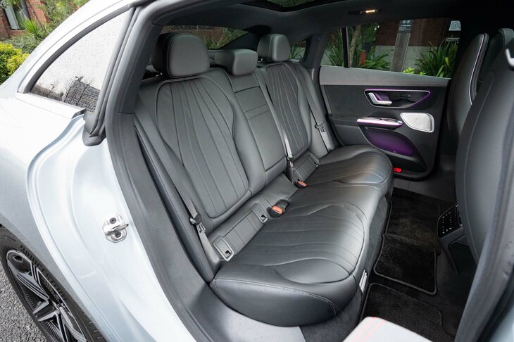 後席の足元まわりは広々としているが、頭上は少しタイト。「ワンボウフォルム」のスタイリングゆえに仕方のないところか。