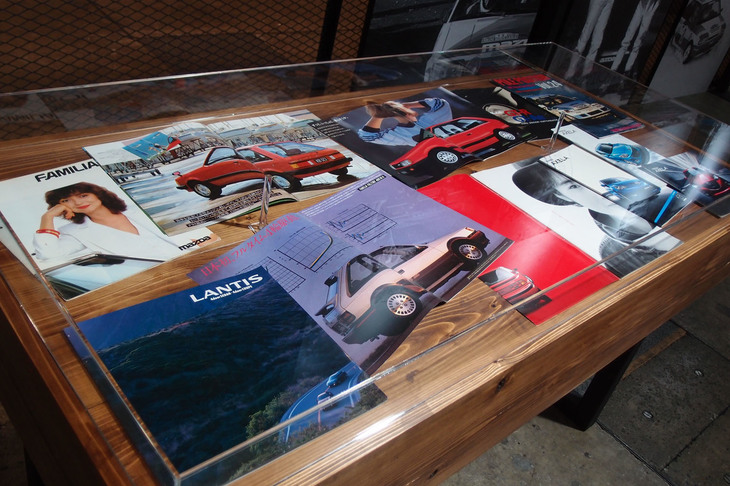 さまざまなコンパクトハッチバックの、発売当時のカタログも並べられた。