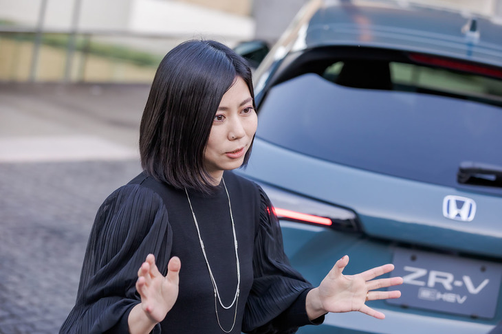 「グラマラス＆エレガントという世界観が内外装でリンクするようにカラーリングや素材感、そしてザラザラやツルツルといった触感などにこだわりコーディネートしました。色変化やカラーミックスによってできた奥行感、遊び心のあるアクセントなども全体的なイメージやクオリティー感を表現するうえで大切にしています」と語った後藤さん。