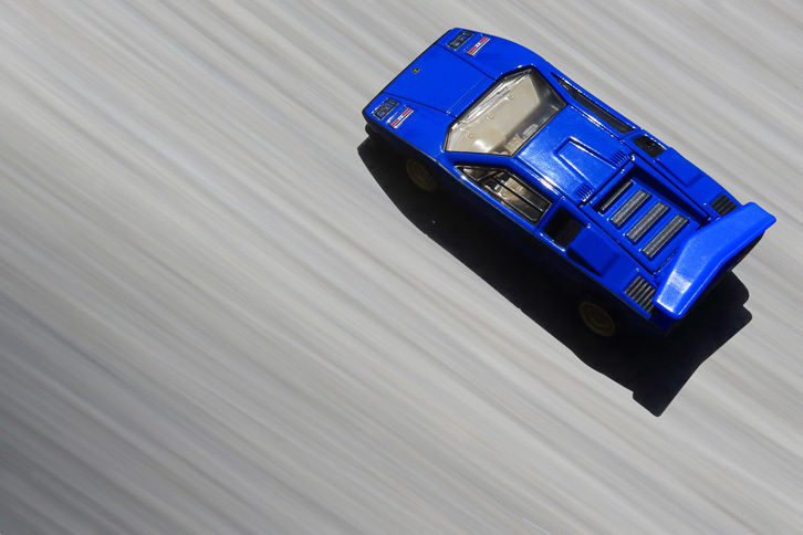 「ウルフ・カウンタック」の製作にあたってはエンジンパワーの強化もはかられており、2号車には「LP400」より1リッター近く排気量の大きな4879ccのV12エンジンが搭載された。（写真＝荒川正幸）