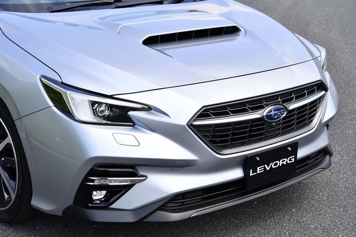 フロントまわりは、立体感を増したグリルと“Cシェイプ”のウインカー一体型ランプが特徴。