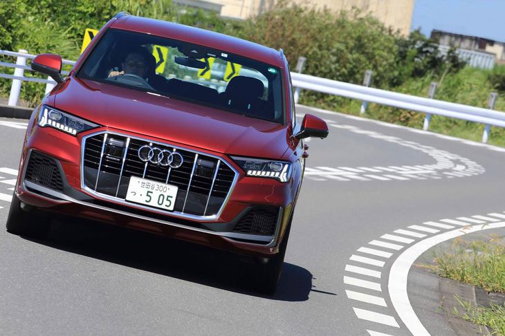 2020年8月に大幅改良を受けた「アウディQ7」。外観では、新デザインのシングルフレームグリルが従来型との大きな違いだ。
