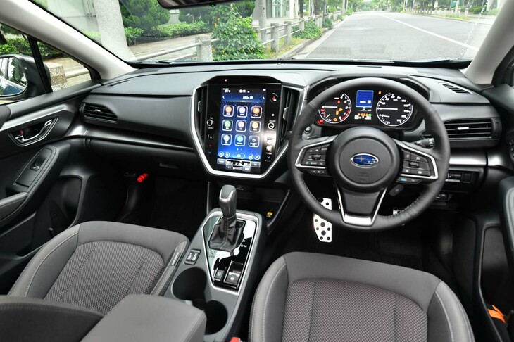 自慢の大型センタースクリーンを囲むようにシルバー加飾があしらわれる。「ST-H」にはアルミペダルが標準装備。