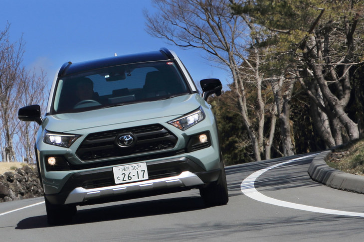 走りに関しては、路面の凹凸や横風などの外乱に強い走行安定性と、ドライバーが意のままに操れる自然で正確なハンドリング特性が追求されている。（写真＝荒川正幸）