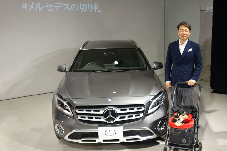 「GLA220 4MATIC」とメルセデス・ベンツ日本の上野金太郎社長、そしてペット用品の実演に登場した、モデル犬のマロちゃん。