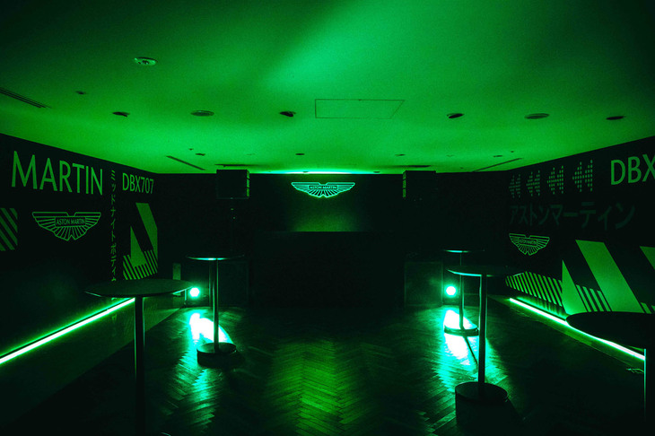 「アストンマーティンDBX707ミッドナイト ポディウムエディション」のローンチイベントの会場の様子。