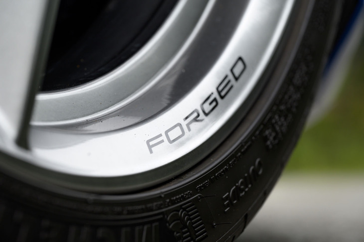 タイヤサイズは前が275/30ZR20、後ろが345/25ZR21。「E-Ray」専用設計の鍛造アルミホイールが組み合わされる。