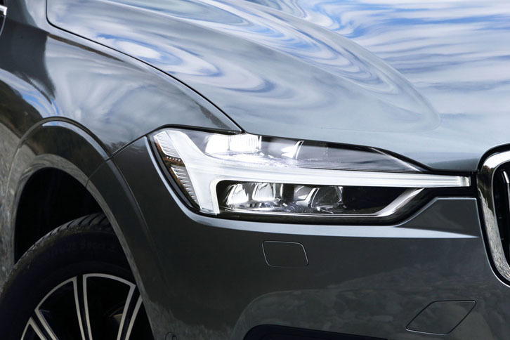 ウオッシャーが付いたLED式ヘッドランプは全車標準。Tの字を横にしたデザインがユニークで、「北欧神話に登場する神・トールが持っているハンマーをかたどった」というストーリーもロマンチック。