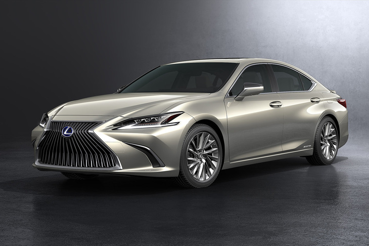 北京ショーでレクサスが世界初公開した新型「ES」。全長5mに迫る大型セダンだが、中国市場向けには2リッター直4エンジン搭載モデルも用意されている。