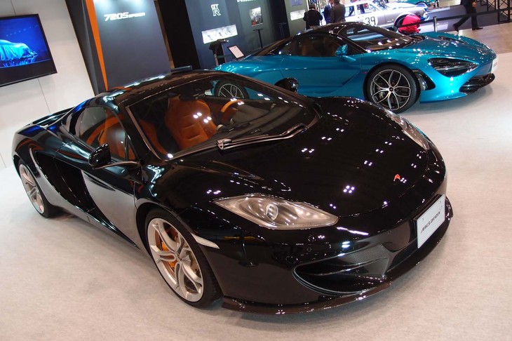 「MP4-12Cスパイダー」（写真手前）と「720Sスパイダー」（同奥）。