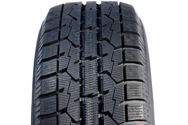 「オブザーブ・ガリットギズ」のトレッドパターン。路面に接地した際に、溝や穴がふさがったりしないよう配慮したり、ブロック同士が支えあうことで過度な変形を防ぐようにしたりと、さまざまな工夫が施されている。