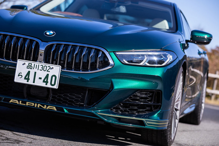 「ALPINA」のロゴと大型のエアインテークが目を引くフロントスポイラー。形状は時代に合わせて進化してきたが、創業当時から続くアルピナのアイコンであることに変わりはない。