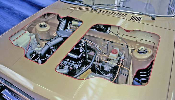 エンジンルームを見せるためにつくられたカッタウェイ。