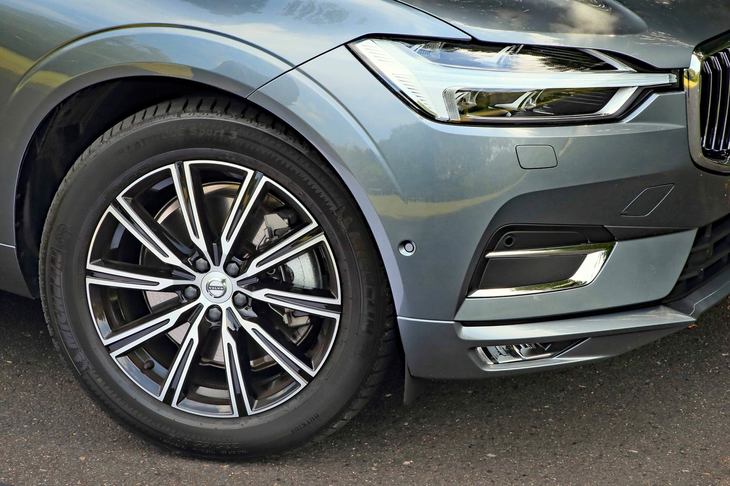 足元の仕様は7.5J×19インチのアルミホイールと235/55R19サイズのタイヤの組み合わせ。テスト車にはミシュランのSUV用タイヤが装着されていた。