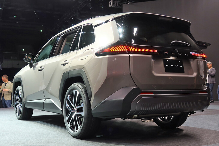 発表会の会場より、新型「RAV4」のリアまわり。リアガラスとテールランプを一体化したり、一つひとつの面を大きくとったりすることで、塊感や強さ感を前面に押し出している。