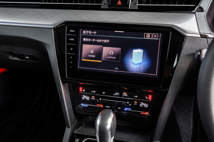 センターコンソールのタッチ式ディスプレイで、走行モード切り替えや「ハイブリッドモード」選択時の充電レベル設定などが行える。