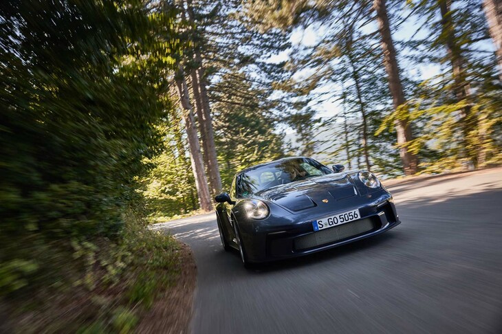 992型「911」のなかで「911 S/T」は、「後輪操舵のない、ダブルウイッシュボーンのフロントアクスルとマルチリンクのリアアクスルを組み合わせた唯一のモデル」となっている。