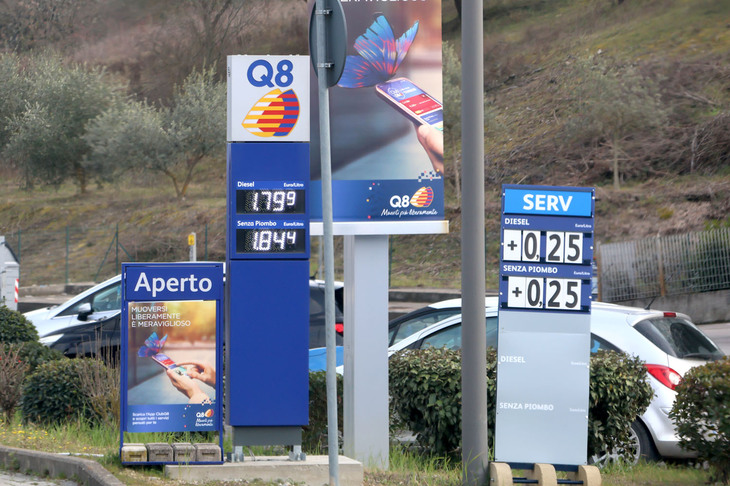 シエナ市内のクウェート石油のスタンドで。ディーゼルとレギュラーガソリンの価格表示の右隣に、セルフと店員給油との差額が明示されている。そして、もうひとつの変化が……。2023年2月23日にシエナで撮影。