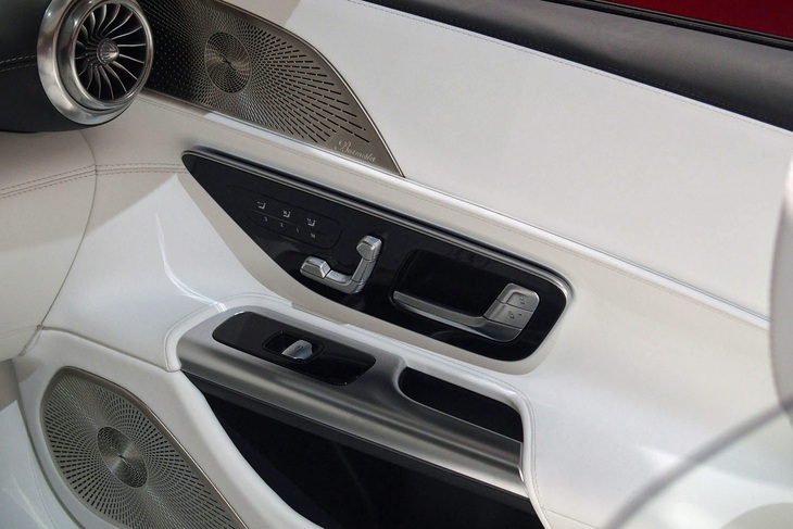 マイバッハSL680モノグラムシリーズ（ドアインナーパネル）