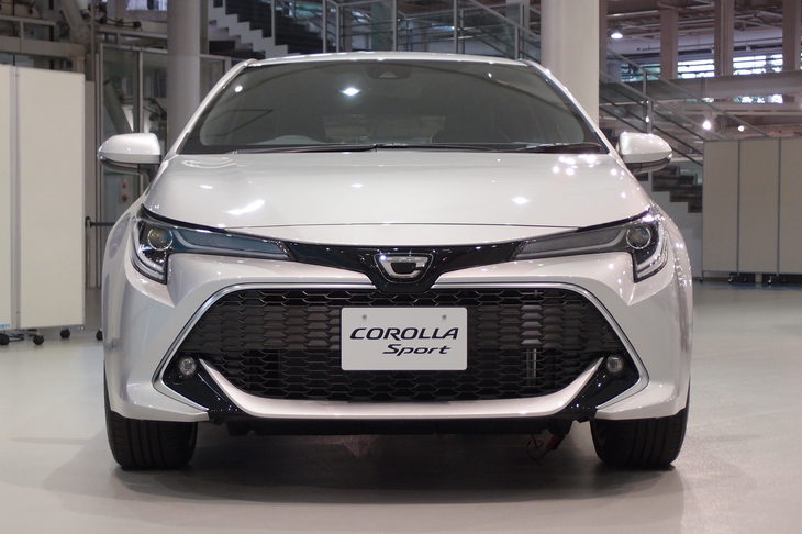 新型ハッチバック車「カローラ スポーツ」。15代目「クラウン」と同様、ユーザーはトヨタのコネクティッドサービスを利用することができる。