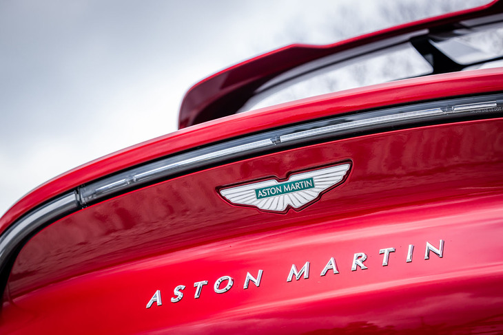 2019年11月にグローバルデビューした「DBX」は、今やアストンマーティンの販売台数の半分以上を占めるモデルに成長。2024年4月のマイナーチェンジで、ラインナップは高性能モデル「DBX707」に一本化された。