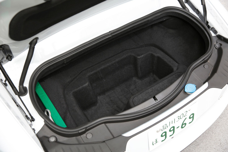 トランクルームの容量は207リッター。フロア中央が大きくくぼんだ形状となっている。