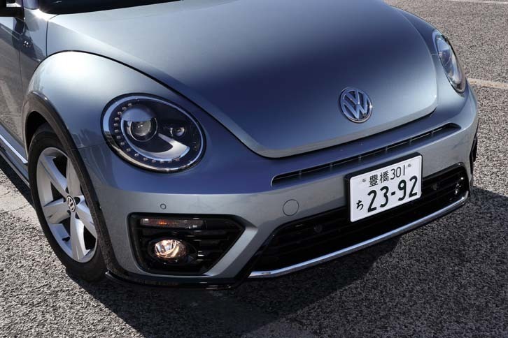 フロントまわり。ブラックのパネル類やバンパー下端のクロームストリップでドレスアップされている。