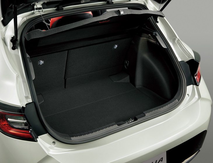 「カローラ スポーツ」のラゲッジルームの容量は352リッター（FF車、VDA方式）。ライバルより狭いが、FF車には床面の高さを変えたり空間を仕切ったりできる「4：2：4分割アジャスタブルデッキボード」をオプション設定するなど、利便性を高める配慮がなされている。