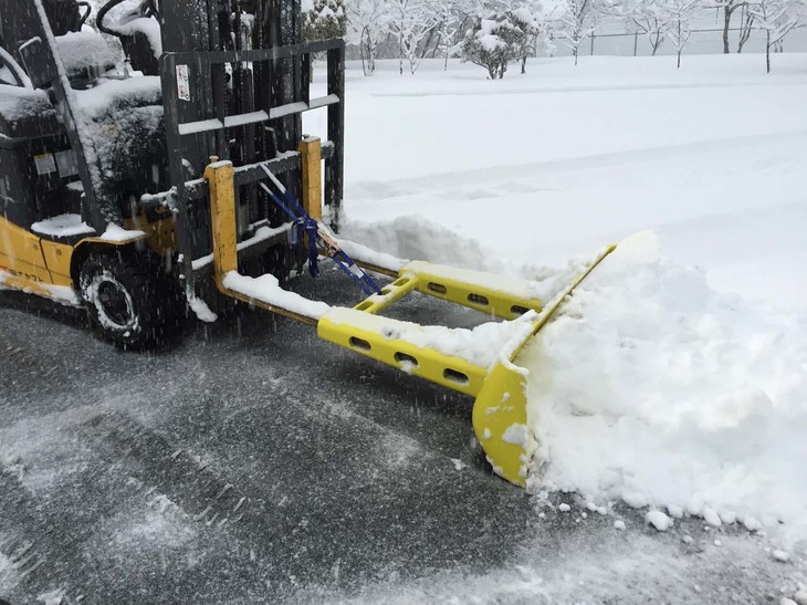 除雪のほか、土砂やスクラップにも使用可能であることをうたう。取り付け所要時間は約5分という。